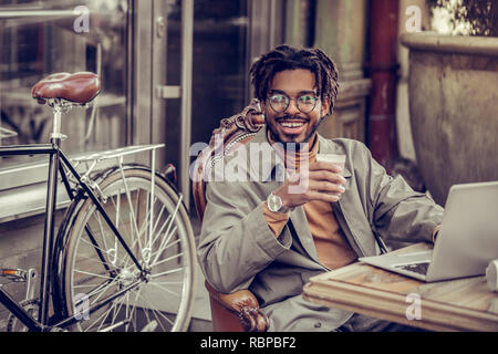 Ravi positive businessman looking at camera tout droit Banque D'Images