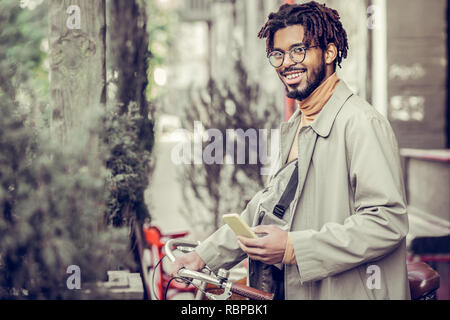 Plaisir positif international man posing sur camera Banque D'Images