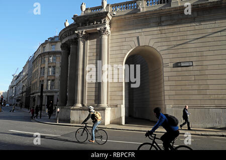 Les cyclistes près de la Banque d'Angleterre sur Princes Street près de Lothbury lors d'une journée ensoleillée dans la ville de London EC2 England UK KATHY DEWITT Banque D'Images