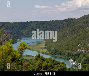 Les bateaux sont ancrés sur la rivière Krka dans le Parc National de Krka en Croatie Banque D'Images