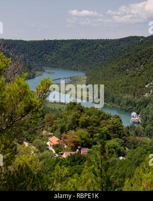 Les bateaux sont ancrés sur la rivière Krka dans le Parc National de Krka en Croatie Banque D'Images