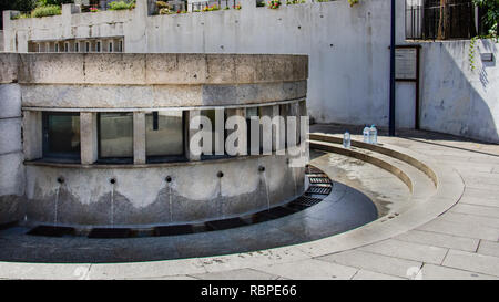 La fontaine et la chapelle de saint Jean l'Évangéliste à Luso (Fonte e Capela de São João Evangelista em Luso) est populaire pour sa fontaine d'eau minérale. Banque D'Images