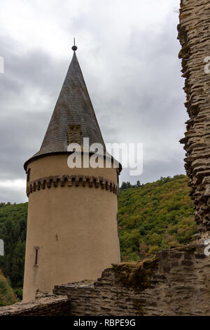 Une seule tourelle du château de Vianden à la recherche vers le bas vers le village de Vianden, Luxembourg Banque D'Images