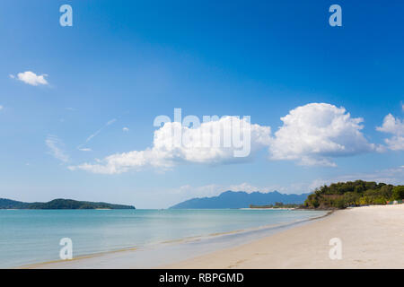 Sunny Pantai Cenang Beach tropical sur l'île de Langkawi en Malaisie. Beauté de la nature de l'Asie du sud est. Banque D'Images