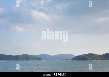 Sunny Pantai Cenang Beach tropical sur l'île de Langkawi en Malaisie. Beauté de la nature de l'Asie du sud est. Banque D'Images