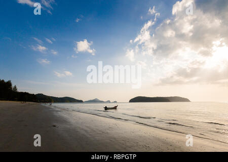 Sunny Pantai Cenang Beach tropical sur l'île de Langkawi en Malaisie. Beauté de la nature de l'Asie du sud est. Banque D'Images