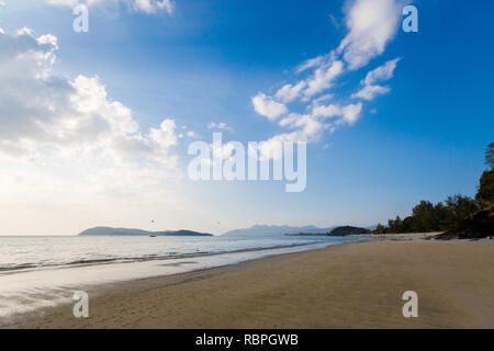 Sunny Pantai Cenang Beach tropical sur l'île de Langkawi en Malaisie. Beauté de la nature de l'Asie du sud est. Banque D'Images