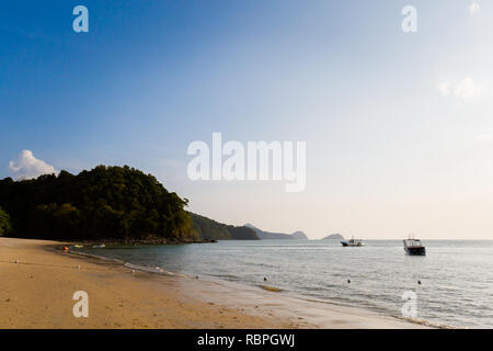 Sunny Pantai Cenang Beach tropical sur l'île de Langkawi en Malaisie. Beauté de la nature de l'Asie du sud est. Banque D'Images