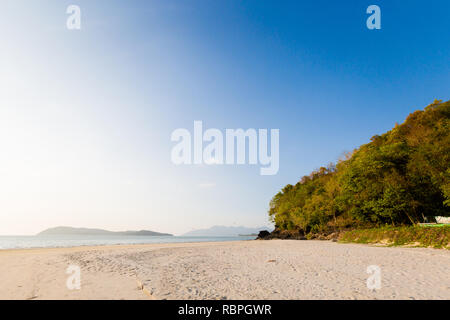 Sunny Pantai Cenang Beach tropical sur l'île de Langkawi en Malaisie. Beauté de la nature de l'Asie du sud est. Banque D'Images