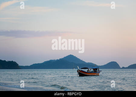 Sunny Pantai Cenang Beach tropical sur l'île de Langkawi en Malaisie. Beauté de la nature de l'Asie du sud est. Banque D'Images