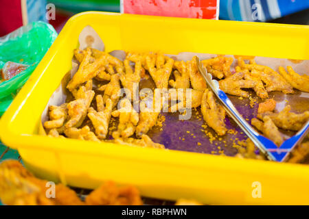 Malaysian deefried pieds de poulet sur le marché local sur l'île de Langkawi. La cuisine asiatique traditionnelle faite d'ingrédients frais. Banque D'Images