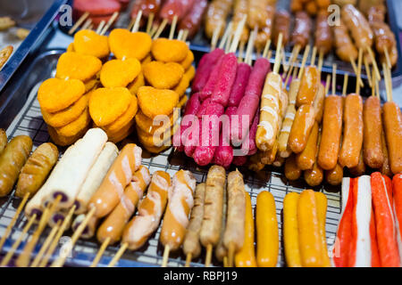 Préparé frais brochette de Malaisie a servi de sélection sur le marché de nuit local sur l'île de Langkawi. La cuisine asiatique traditionnelle faite d'ingrédients frais. Banque D'Images