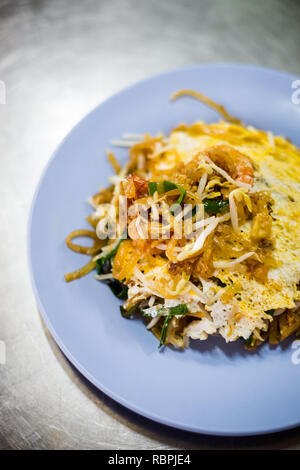 Fried egg omelette aux nouilles dans un restaurant local à Trang. Thaï traditionnel plat composé d'ingrédients frais. Banque D'Images