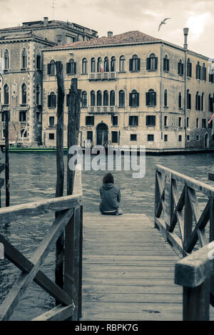 Personne n'est assis sur passerelle, vue arrière. Grand Canal, Venise Banque D'Images