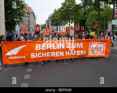 Eebrücke "démonstration" pour le sauvetage en mer dans la mer Méditerranée à Berlin 2 Septembre 2018 19. Banque D'Images