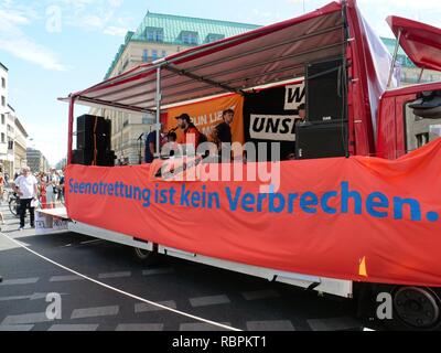 Eebrücke "démonstration" pour le sauvetage en mer dans la mer Méditerranée à Berlin le 7 juillet 2018 23. Banque D'Images