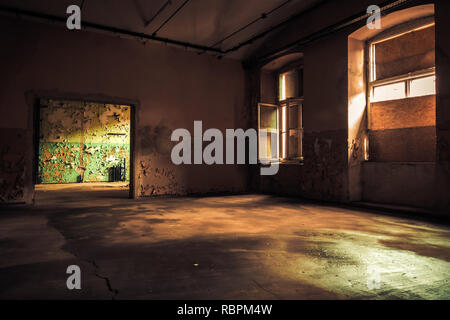 L'intérieur de l'intérieur sombre ancienne usine abandonnée Banque D'Images