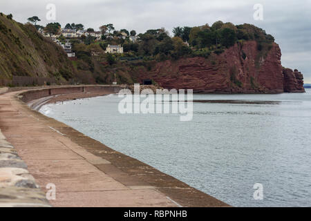 Cliffs entourant Smuggler's Cove, près de la ville de Teignmouth sur la côte sud du Devon en Angleterre, vu de la digue ci-dessous. Banque D'Images