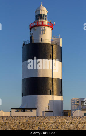 Le crochet phare sur la côte sud de l'Irlande est le plus ancien dans le monde opérationnel Banque D'Images