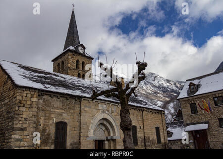 Paroisse de la Purificacio de Nostra Senyora (paroisse de la purification de la Vierge) est une église catholique à Bossost, Espagne Banque D'Images