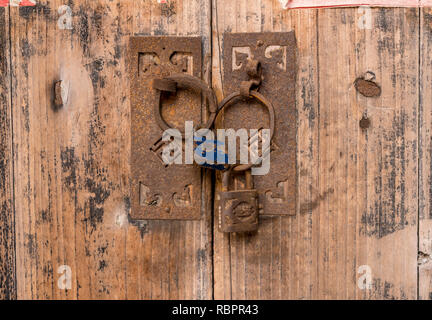 Poignées de porte rouillée et cadenas sur l'entrée de vieux chinois accueil Banque D'Images