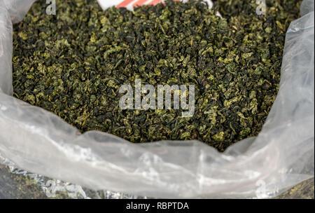 Le séchage des feuilles de thé vert chinois à l'intérieur dans la province de Fujian Tulou Banque D'Images