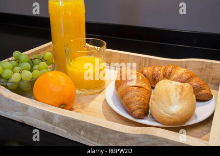 Plateau de petit-déjeuner avec des croissants et des fruits jus d'orange Banque D'Images