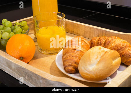 Plateau de petit-déjeuner avec des croissants et des fruits jus d'orange Banque D'Images