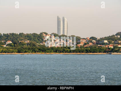 Les bâtiments modernes dans l'horizon de Xiamen Gulangyu island avec en premier plan Banque D'Images