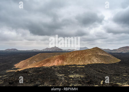 Cône volcanique dans les zones arides Le Parc National de Timanfaya, Lanzarote, Espagne Banque D'Images