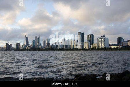 Sur les rives de la rivière Swan la prospère ville de Perth, en Australie occidentale, se dresse dans une ligne éclatante au crépuscule Banque D'Images