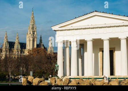 Le Doric Theseus-Tempel temple, une réplique de l'Theseion à Athènes, dans le centre de la Volksgarten avec la mairie à l'arrière, Vienne, Autriche Banque D'Images