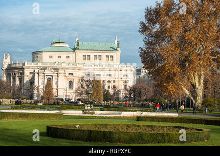 Vues sur la célèbre Volksgarten (jardin) parc public avec Burgtheater historique (théâtre national autrichien) en arrière-plan, Vienne, Autriche. Banque D'Images