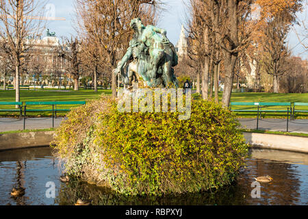 Sculpture et fontaine de Triton et nymphe au Volksgarten à Vienne, Autriche. Banque D'Images