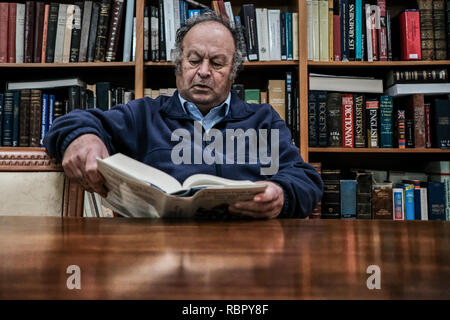 Historien et auteur GEORGE HINTLIAN est dépeint dans la bibliothèque Calouste Gulbenkian, ouvert en 1932, et plus de 100 000 volumes, considéré comme l'un Banque D'Images