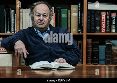 Historien et auteur GEORGE HINTLIAN est dépeint dans la bibliothèque Calouste Gulbenkian, ouvert en 1932, et plus de 100 000 volumes, considéré comme l'un Banque D'Images