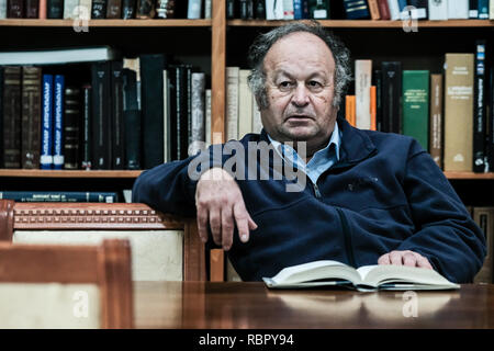 Historien et auteur GEORGE HINTLIAN est dépeint dans la bibliothèque Calouste Gulbenkian, ouvert en 1932, et plus de 100 000 volumes, considéré comme l'un Banque D'Images