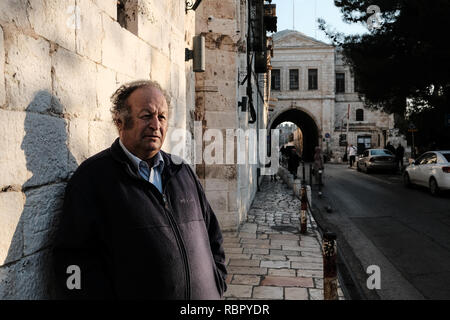 Historien et auteur GEORGE HINTLIAN est dépeint dans l'étroite rue patriarcat arménien qui est la seule voie de la circulation motorisée et Banque D'Images