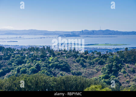 Vue en direction de San Francisco à partir de la carte Wildcat Canyon Regional Park, à l'est la baie de San Francisco, comté de Contra Costa, en Californie Banque D'Images