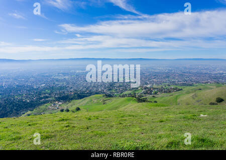 Vue en direction de San Jose depuis les collines de la Sierra Vista, préserver l'espace ouvert au sud la baie de San Francisco, Californie Banque D'Images