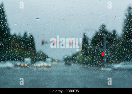 Gouttes de pluie sur le pare-brise en roulant sur un jour de pluie ; Californie Banque D'Images