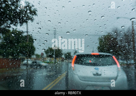 Gouttes de pluie sur le pare-brise en roulant sur un jour de pluie ; Californie Banque D'Images