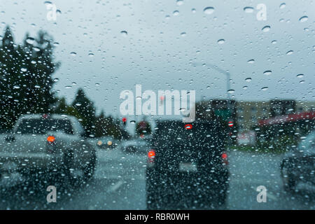 Gouttes de pluie sur le pare-brise en roulant sur un jour de pluie ; Californie Banque D'Images