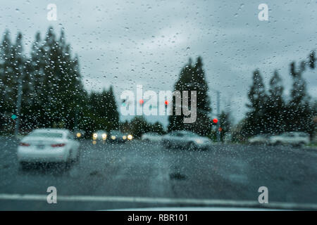 Gouttes de pluie sur le pare-brise en roulant sur un jour de pluie ; Californie Banque D'Images