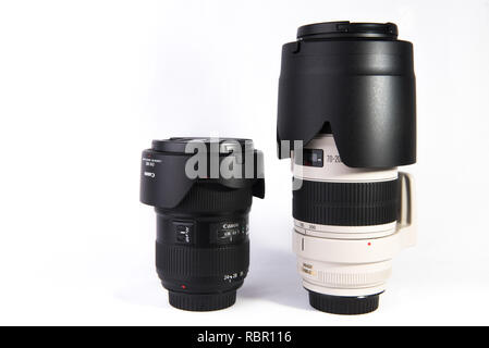 Canon 24-70mm F2.8L II et objectif 70-200mm F2.8L II lens est isolé sur fond blanc. Banque D'Images