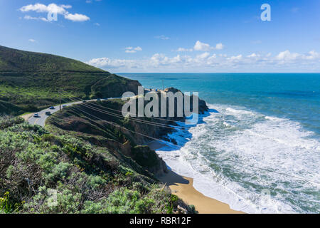 Vue aérienne de la route côtière panoramique, Montara, Californie Banque D'Images
