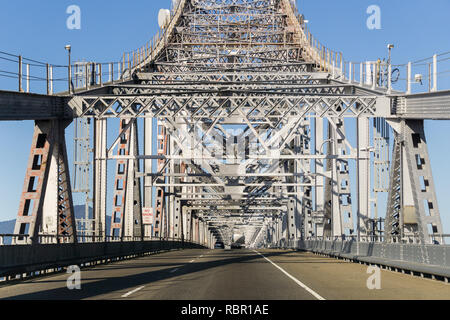 La conduite sur Richmond - San Rafael (pont John F. McCarthy Memorial Bridge) sur une journée ensoleillée, la baie de San Francisco, Californie Banque D'Images