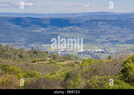 Vue vers la vallée de Napa de Sugarloaf Ridge State Park, dans le Comté de Sonoma, en Californie Banque D'Images