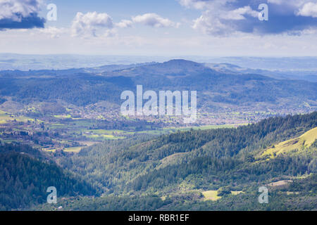 Vue vers la Vallée de Sonoma de Sugarloaf Ridge State Park, dans le Comté de Sonoma, en Californie Banque D'Images