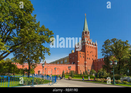 Moscou, Russie - 29 septembre 2014 : voir sur Moscow Kremlin tower Trinity bastille, Kremlin mur de brique rouge, les chemins dans le jardin d'Alexandre . Banque D'Images
